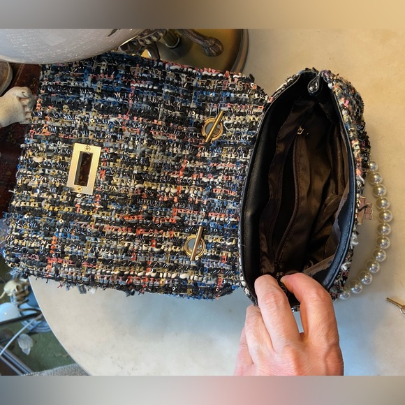 Designer inspired colored tweed with silver, and pearl strap handle. - Picture 8 of 10